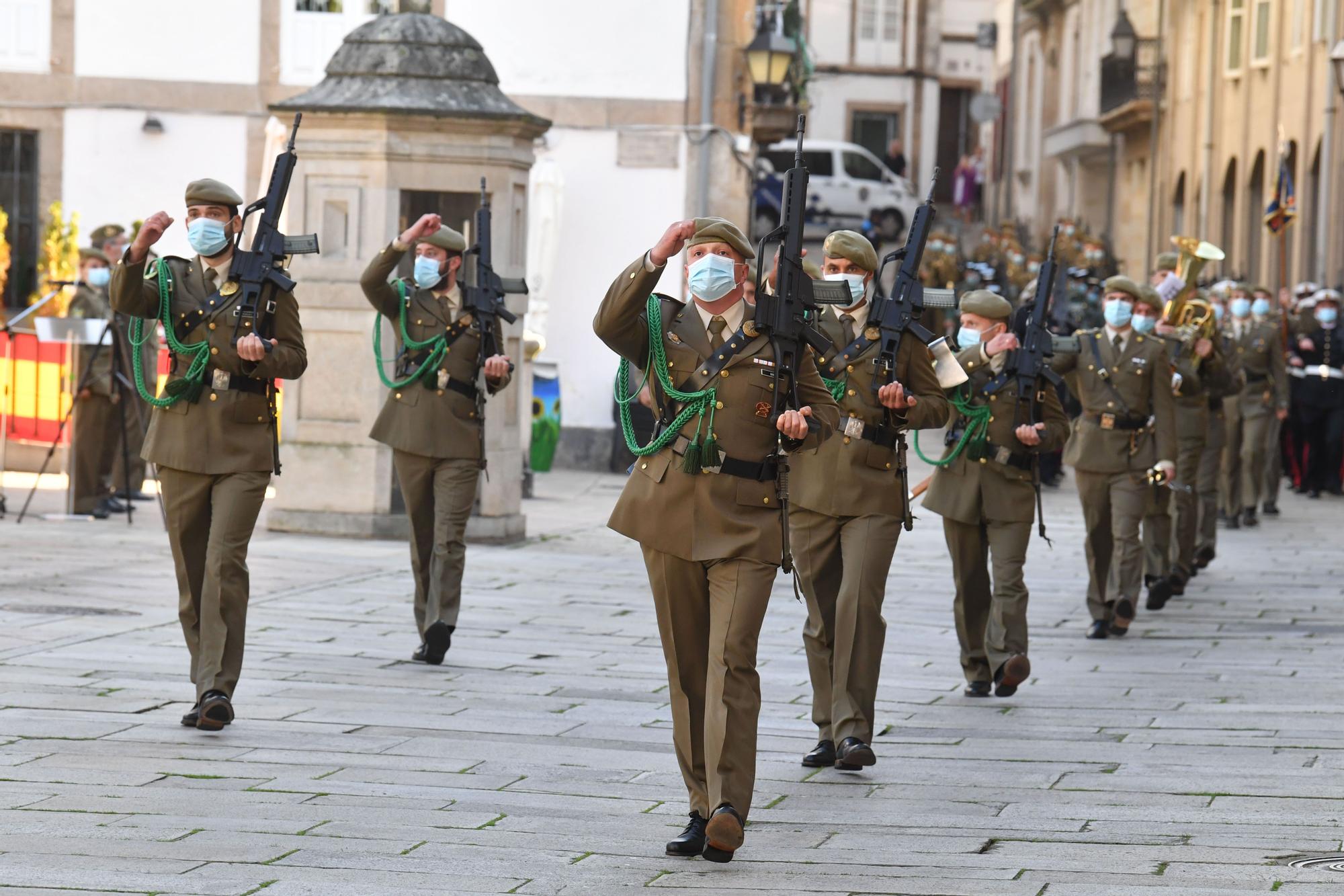 Acto de celebración por la Fiesta Nacional en la plaza de la Constitución