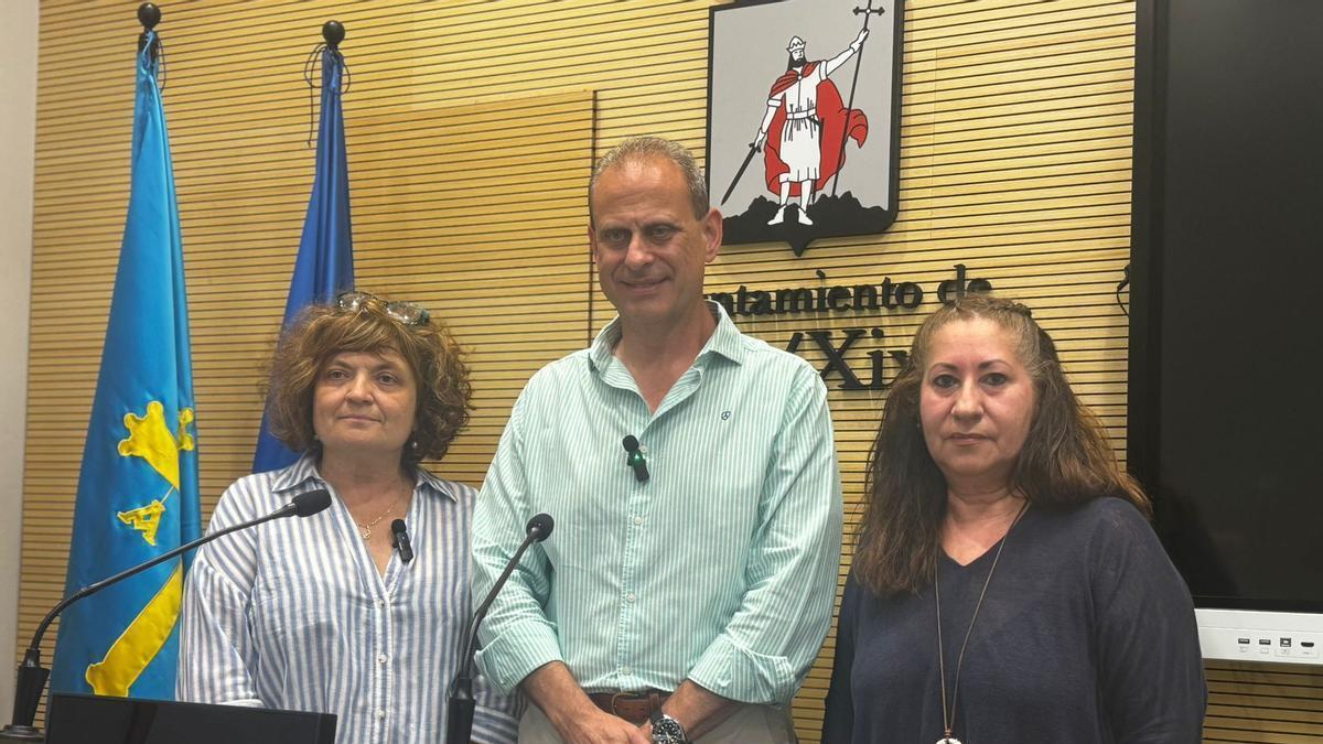 Tino Vaquero, entre Violeta Rodríguez y Ana Martínez, representantes de dos comunidades vecinales de la calle Quevedo y de La Tejerona