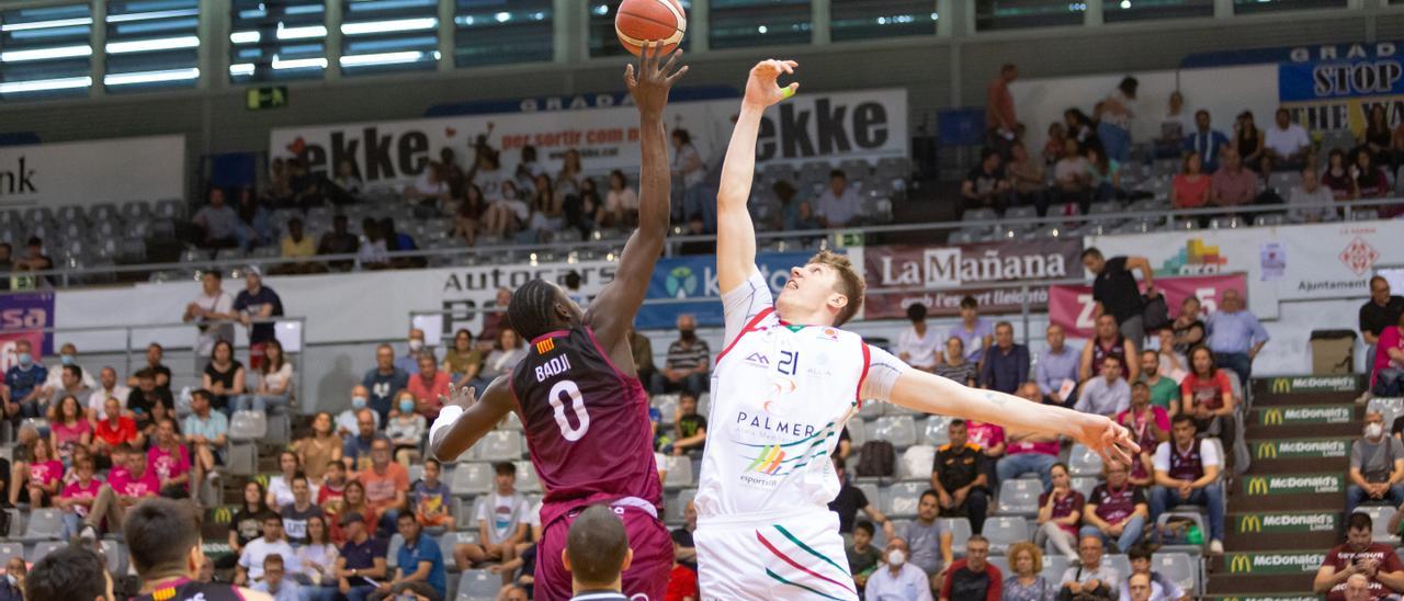 Salto inicial del partido contra el Força Lleida, el último del Palmer Palma en la LEB Oro.