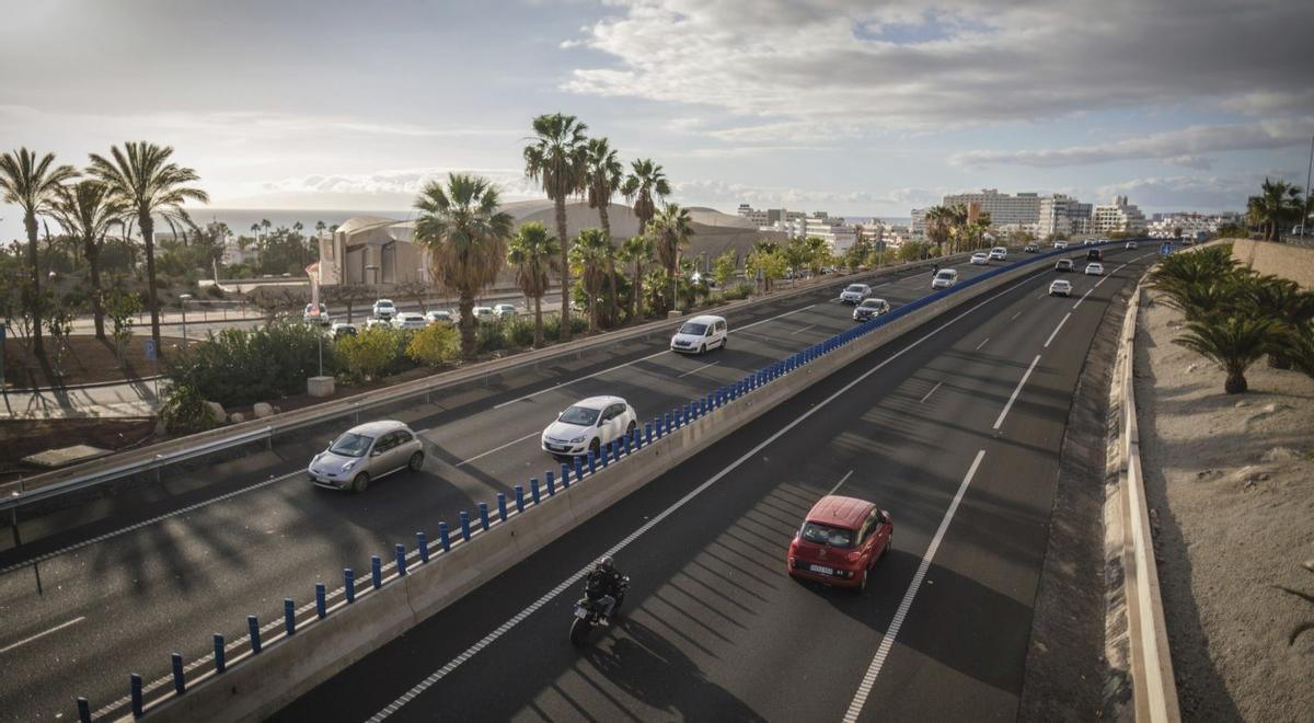 La Autopista del Sur, a su paso por Adeje. | ANDRÉS GUTIÉRREZ