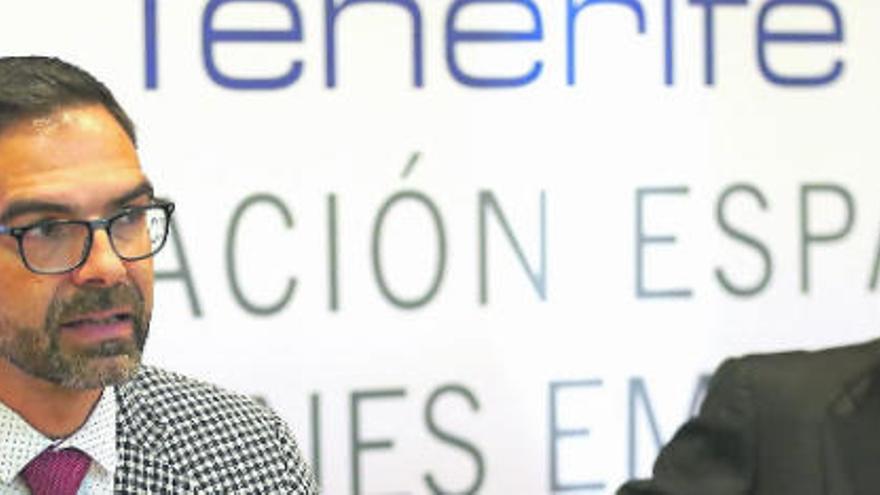 José Miguel González, de Corporación 5, ayer junto a José Carlos Francisco en la presentación del informe de coyuntura de la CEOE.