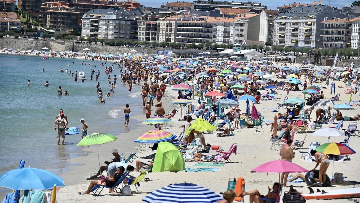 La playa de Silgar recibió ayer a cientos de bañistas.
