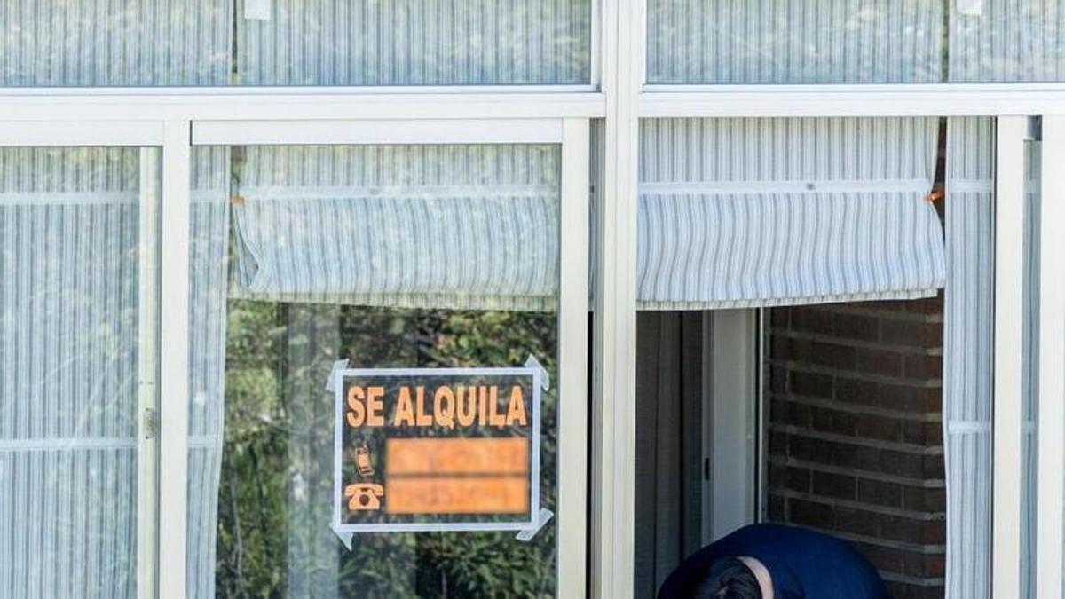 Un cartel de se alquila en un piso.