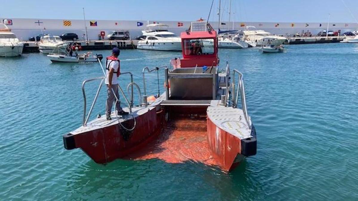 Una de las tres embarcaciones que limpiarán el litoral de Marbella en verano.