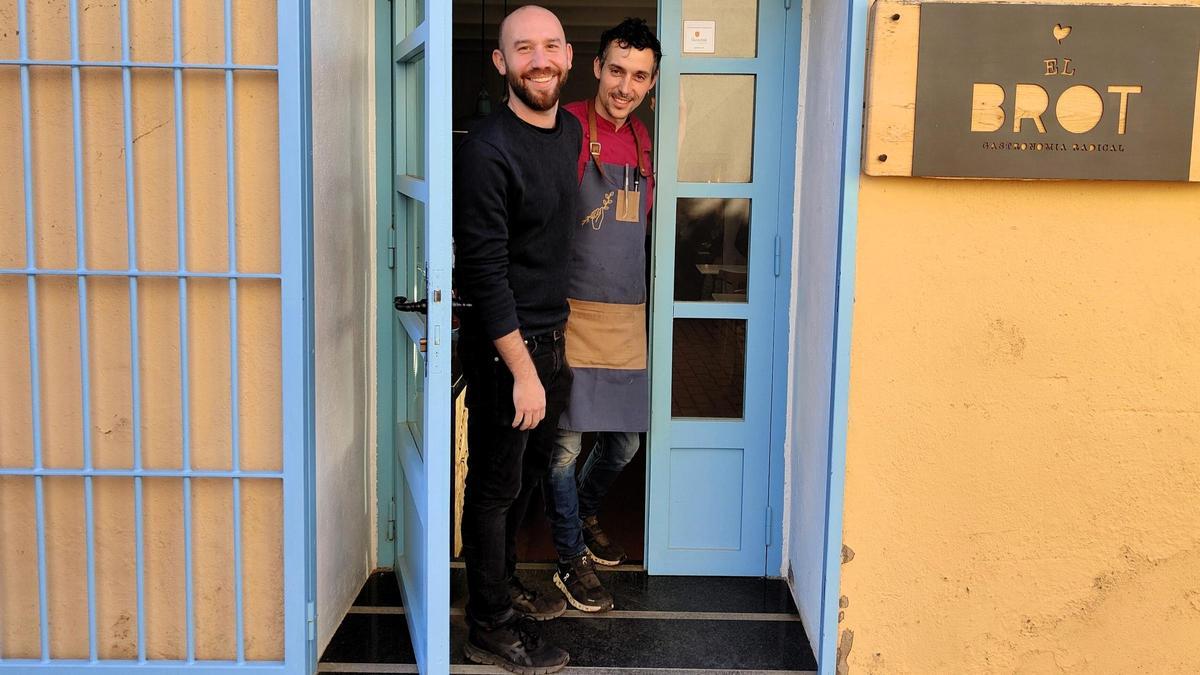 Sergi Fàbregas e Isaac Jover, en la puerta de El Brot, en el Pla de l'Estany.