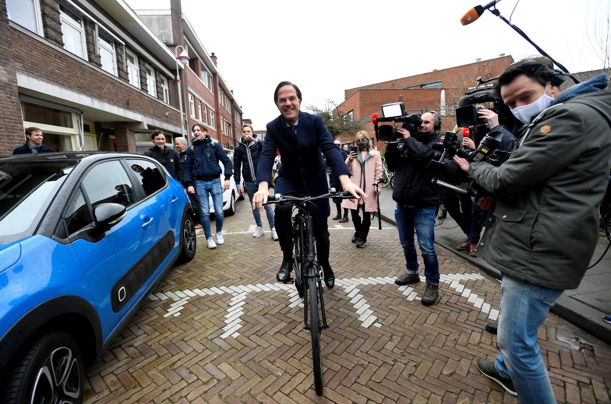 Mark Rutte llega en bicicleta a su colegio electoral durante los comicios en los Países Bajos