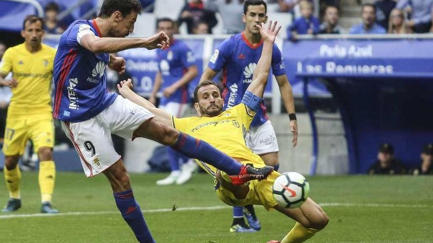 Toché dispara a puerta ante la presión de Servando en el tanto que supuso el triunfo del Oviedo ante el Cádiz en el partido de la quinta jornada de Liga.