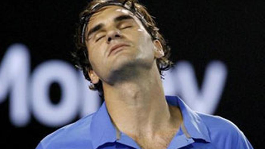 Federer pasa a octavos al límite de sus fuerzas