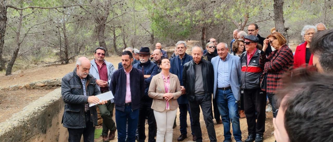 Activistas de la Memoria Histórica de la Comunidad Valenciana, durante la protesta de este jueves contra el proyecto de Ley de Concordia de PP y Vox. Primero por la izquierda, Matías Alonso, coordinador del Grupo para la Recuperación de la Memoria Histórica de la Comunidad Valenciana.