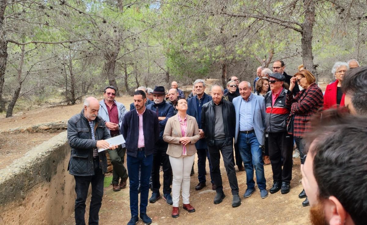 Los activistas de la Memoria HIstórica de la Comunidad Valenciana, durante la protesta de este jueves contra el proyecto de Ley de Concordia de PP y Vox. Primero por la izquierda, Matías Alonso, coordinador del Grupo para la Recuperación de la Memoria Histórica de la Comunidad Valenciana.