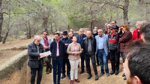 Los activistas de la Memoria HIstórica de la Comunidad Valenciana, durante la protesta de este jueves contra el proyecto de Ley de Concordia de PP y Vox. Primero por la izquierda, Matías Alonso, coordinador del Grupo para la Recuperación de la Memoria Histórica de la Comunidad Valenciana.