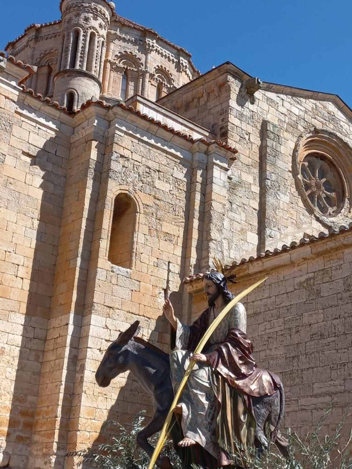 El paso de la Borriquilla de Toro, junto a la Colegiata.