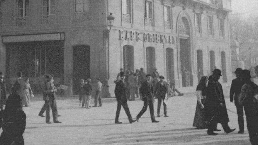 El Hotel Oriental, con su cafetería, en la entrada de la calle Real. la opinión