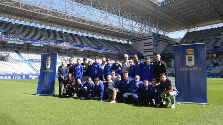 Los integrantes de la Liga Genuine, con los capitanes del Oviedo y los consejeros