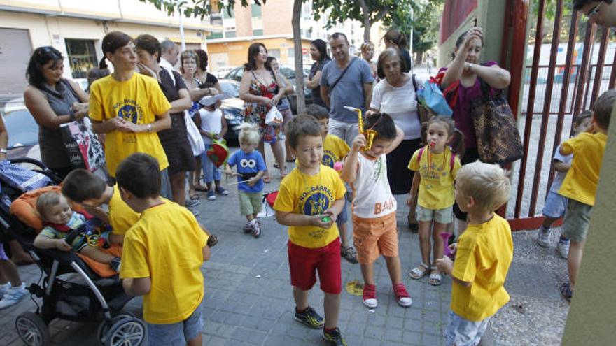 Padres y alumnos del colegio Carles Salvador protestaron contra los barracones.