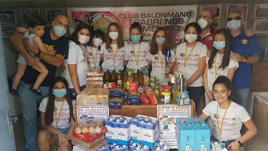 El Club Balonmano Egabrense recoge más de 330 kilos de alimentos para familias vulnerables afectadas por crisis sanitaria
