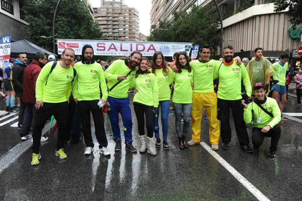 Ambiente y salida de la Maratón y Media Maratón de Murcia