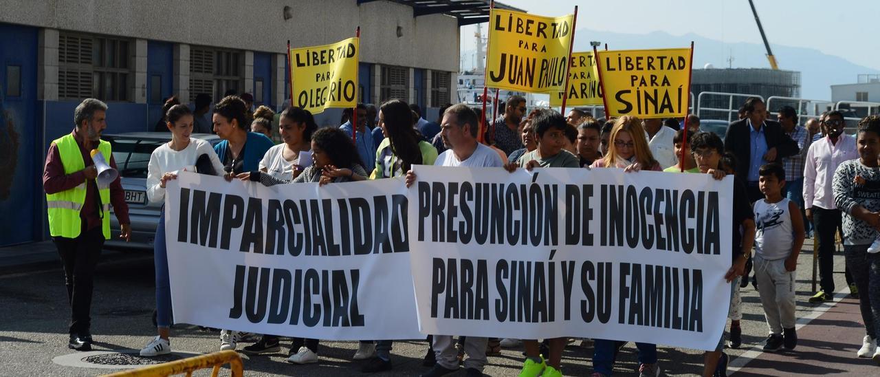A la izquierda, Miguel Valverde, en una manifestación en Cangas.