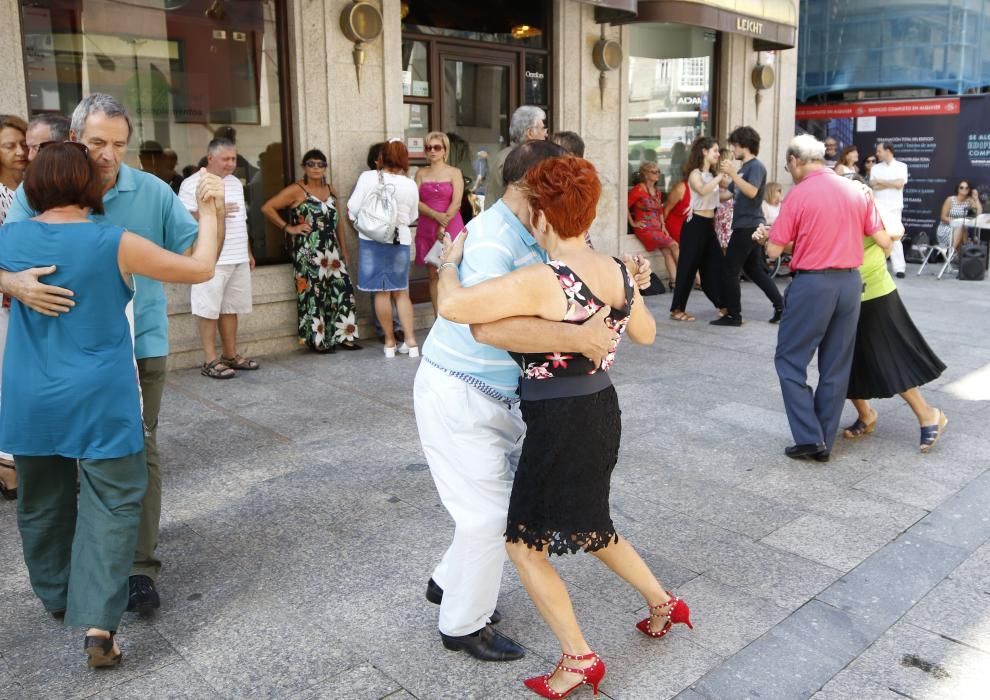 La calle Príncipe acoge el X Encuentro de Tango de Galicia en el que participaron 150 bailarines.