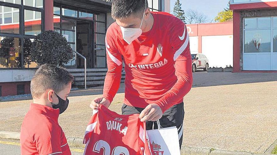 Djuka le hace entrega a Martín de la camiseta del Sporting con su nombre. | RSG