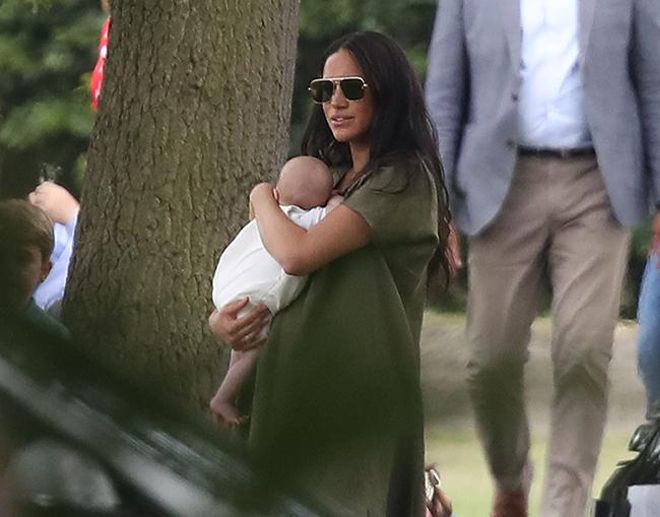 Meghan Markle con el pequeño Archie en un partido de polo