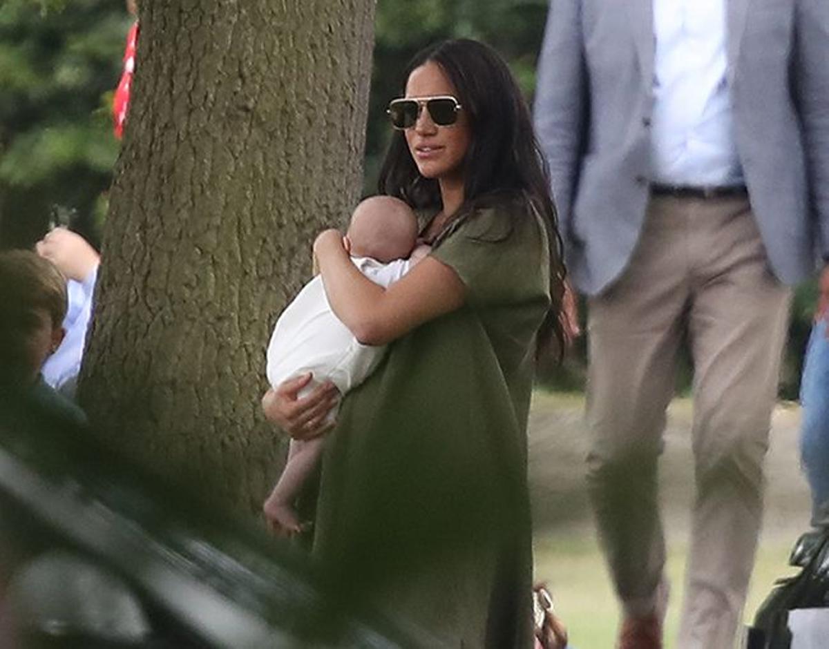 Meghan Markle con el pequeño Archie en un partido de polo