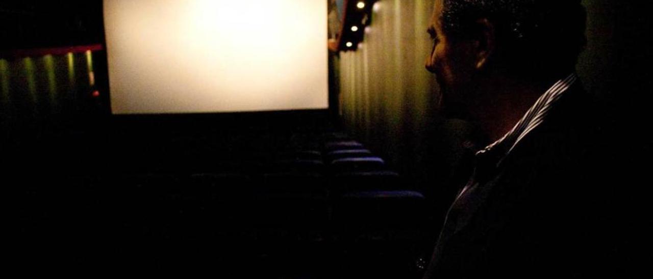 Ángel Santos, en una de las dos salas de cines Gozón hace tres años.