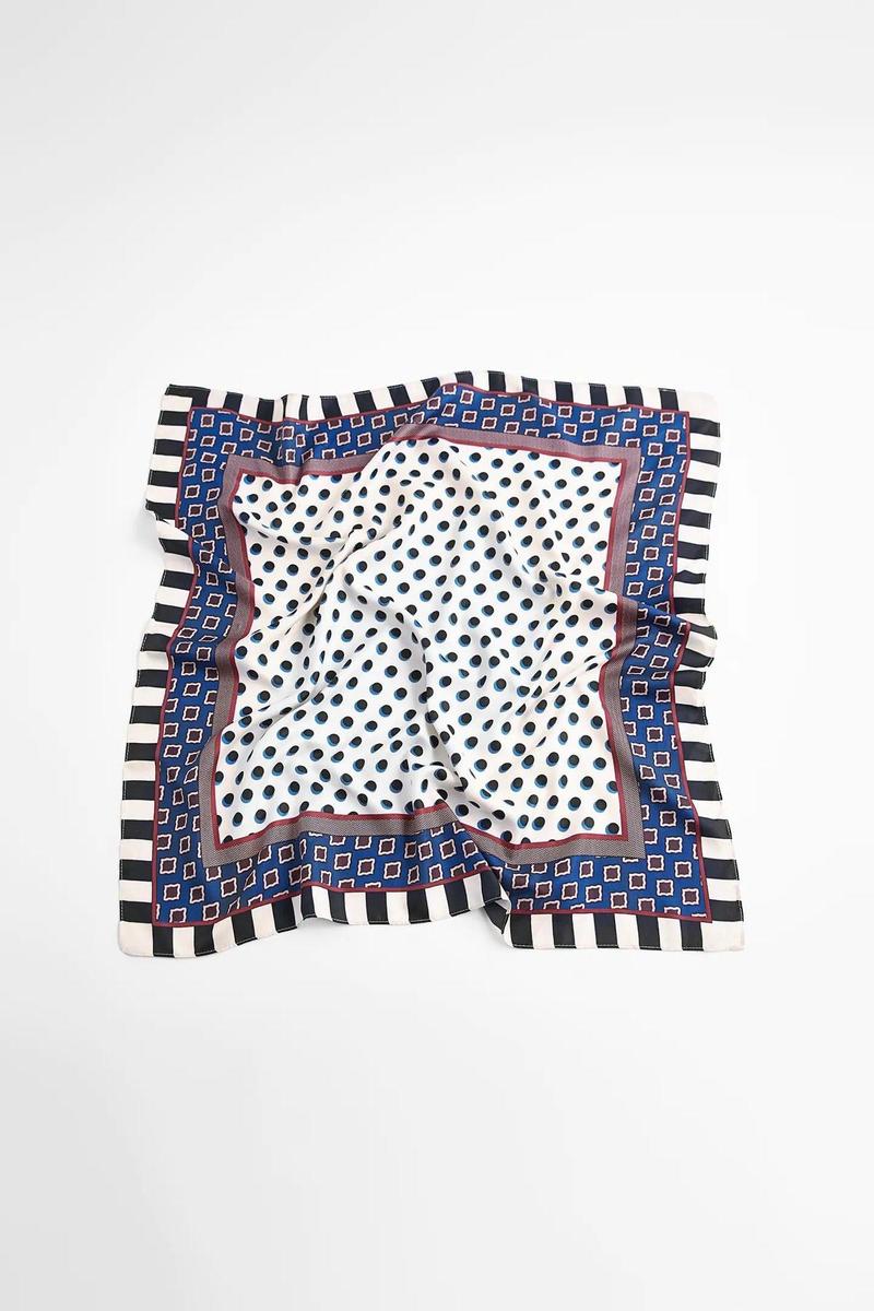 Pañuelo satinado estampado geométrico, de Zara (9,95 euros)