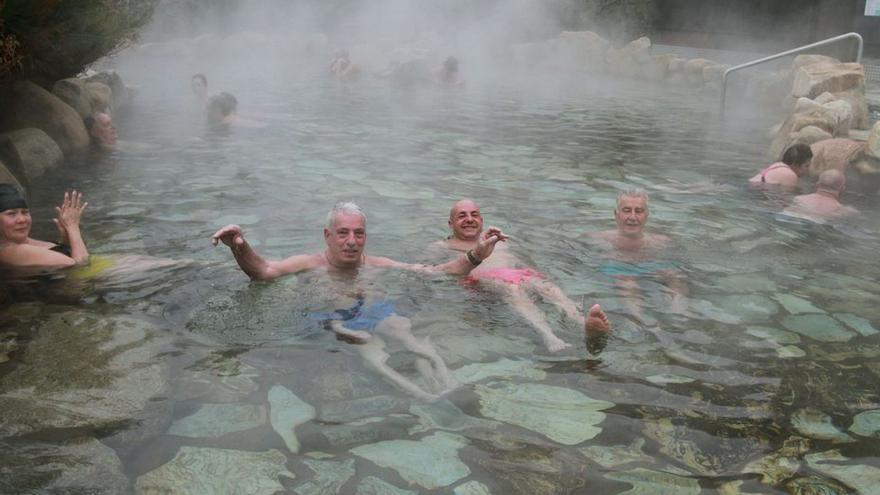 Bañistas en Burgas de Canedo, la única abierta, en parte.