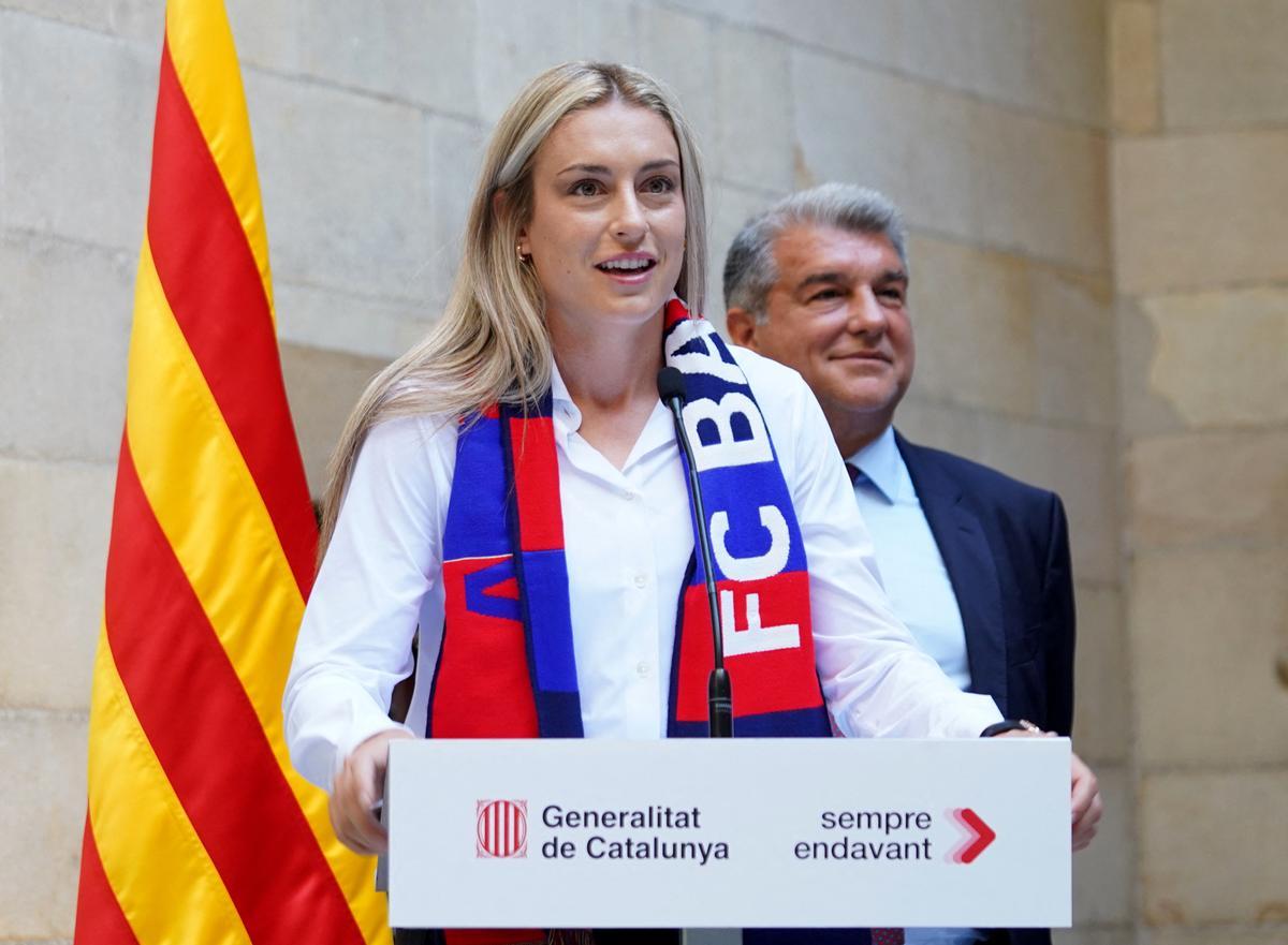 El Barça femenino celebra en la plaça Sant jaume