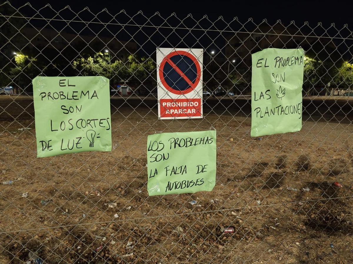 Carteles que señalan los "problemas del Polígono Sur" en el solar de la mezquita de Sevilla.