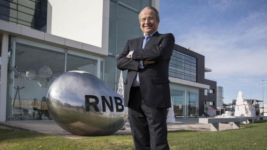 Vicente Ruiz, presidente de RNB Cosméticos, frente al edificio de la compañía en Pobla de Vallbona.