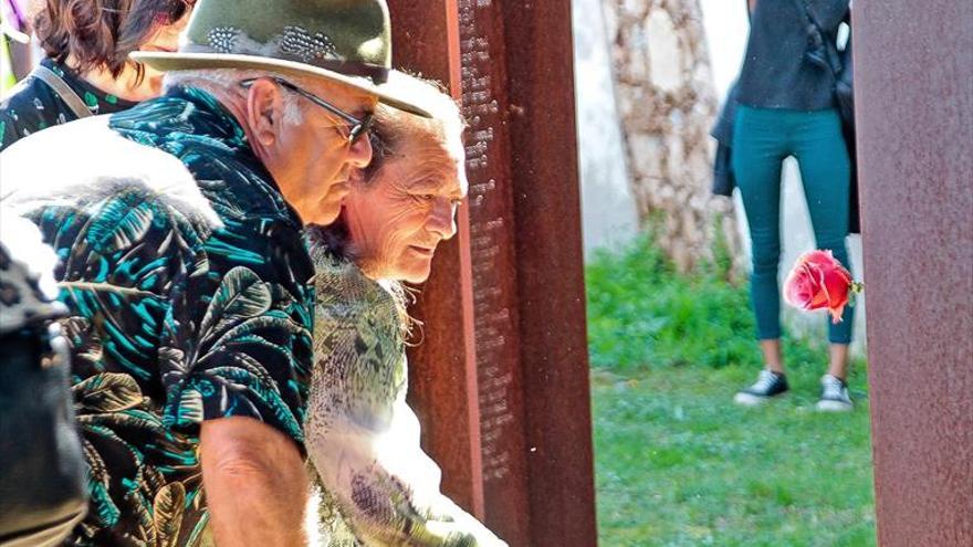 Nietos de los represaliados honran a sus mayores en el memorial cacereño