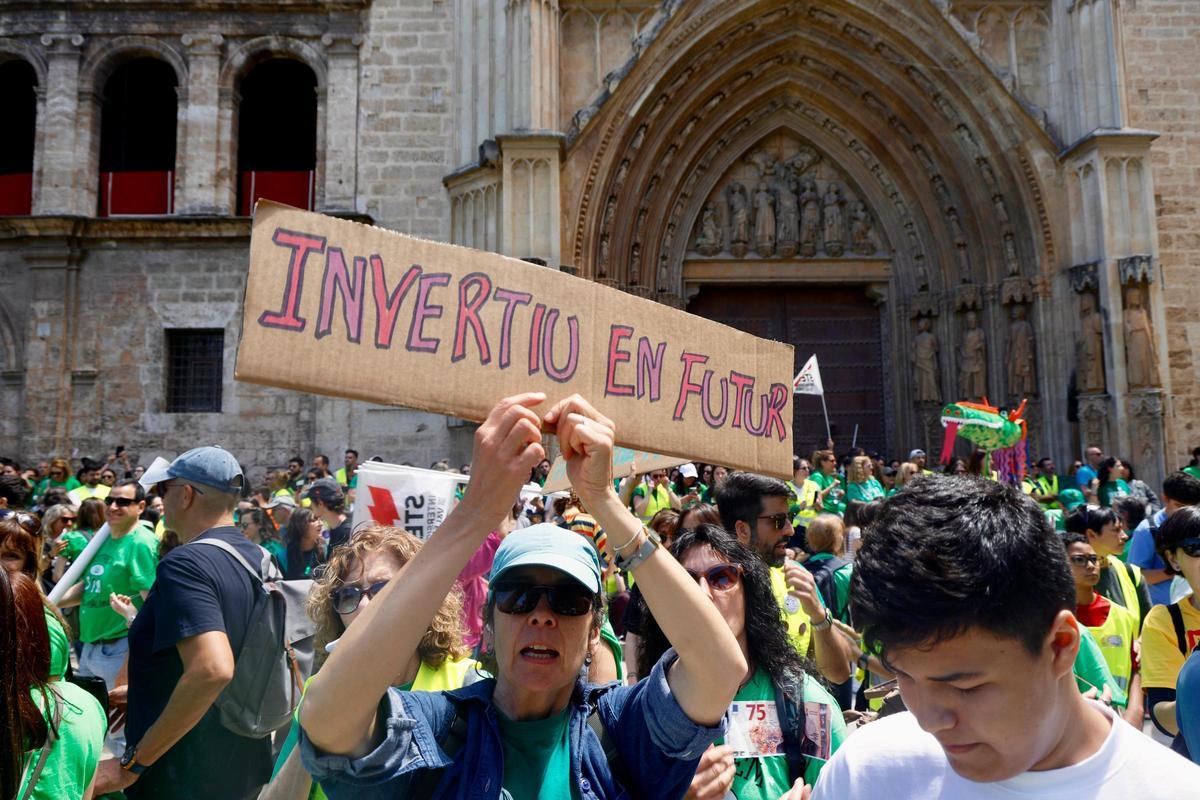 Así ha sido la marcha "histórica" de los profesores en València el día de la huelga