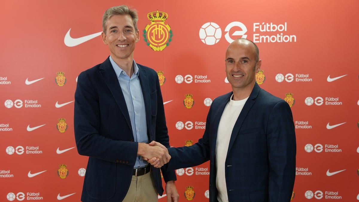 Alfonso Díaz posa junto a Carlos García, Chief Teamsales Officer de Fútbol Emotion.