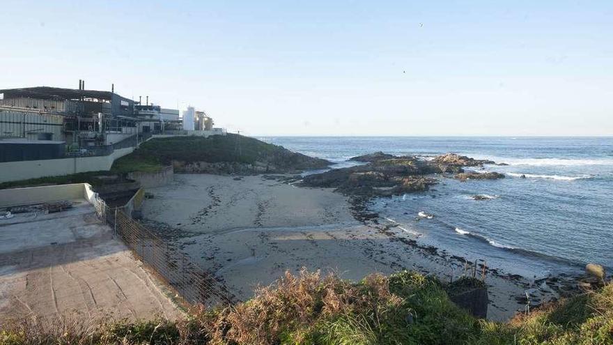 Vista del litoral de Suevos, con la fábrica de Saria ubicada a pocos metros del mar.