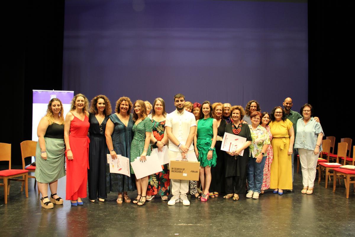 Premiados, representantes de la Federación de Organizaciones de Mujeres de Lorca y autoridades, posaban en foto de familia, al término de la entrega de distinciones.