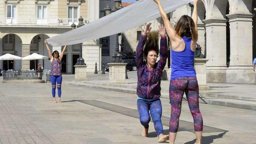 Bailarines en la plaza de María Pita.