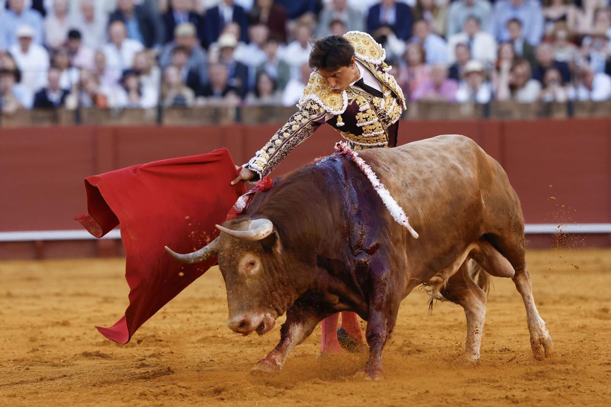 SEVILLA, 05/04/2026.- El diestro Roca Rey en su faena durante la corrida celebrada este domingo en la plaza de toros de La Maestranza, en Sevilla. EFE / Julio Muñoz