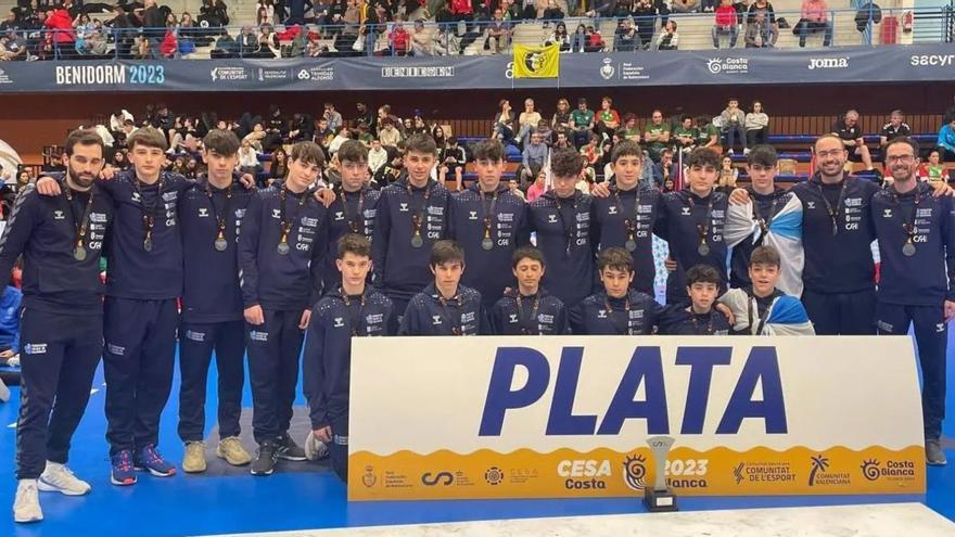 Arriba: los infantiles de Galicia posan con el trofeo. Abajo: selfi de las cadetes gallegas. |  // FEDERACIÓN GALLEGA DE BALONMANO