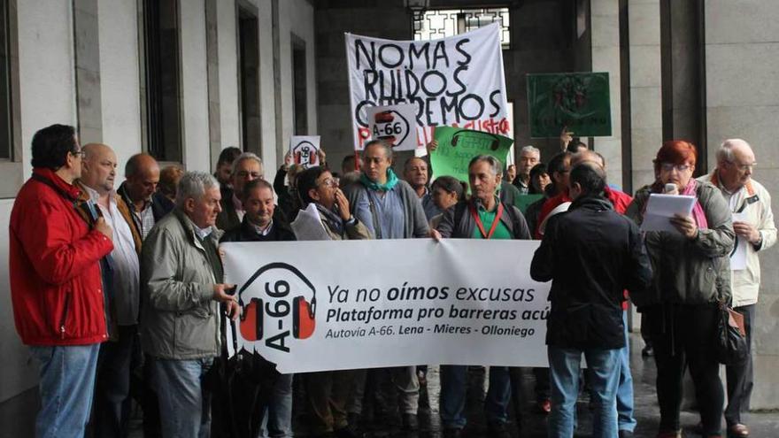 Los manifestantes, ayer, en los soportales de la Delegación del Gobierno en Asturias.