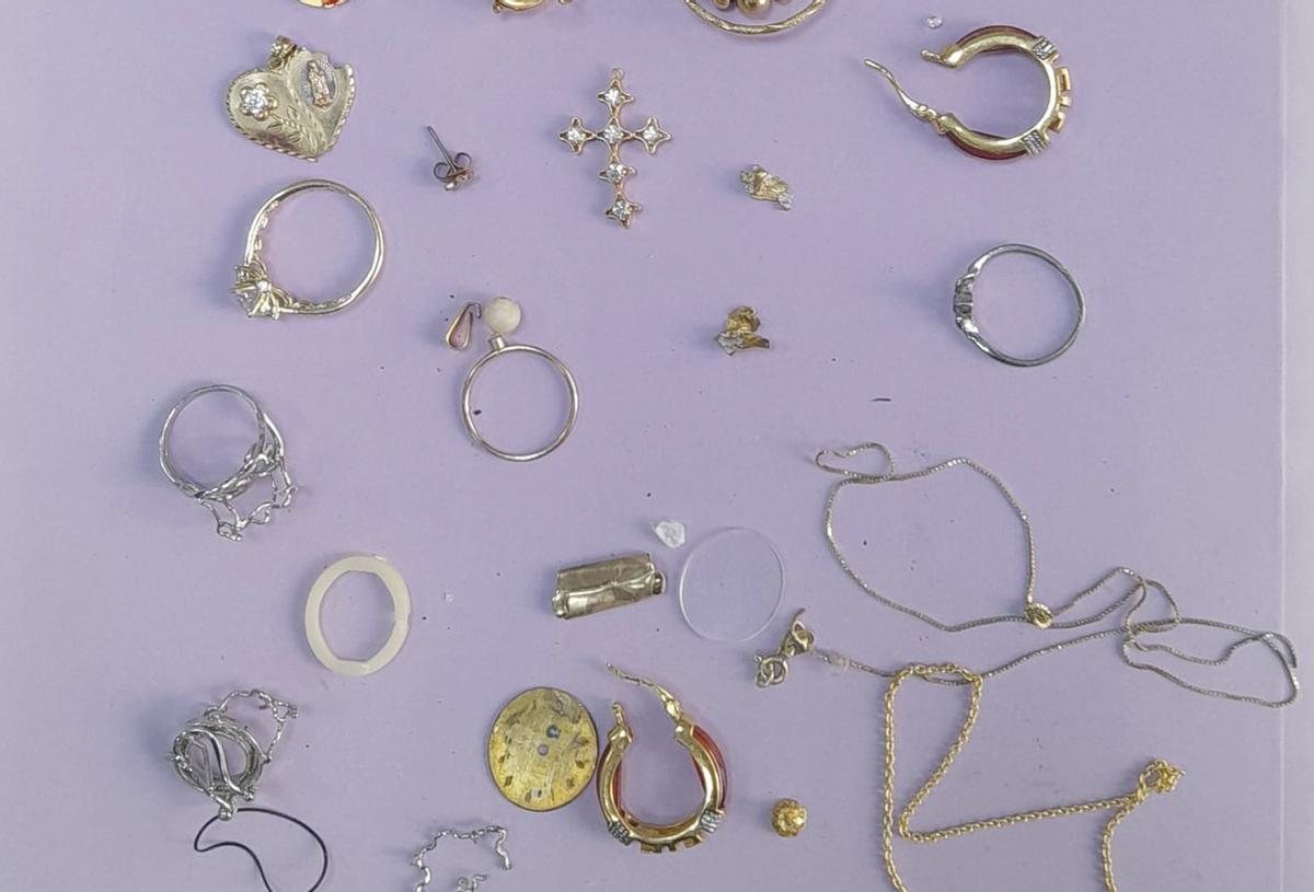 El registro de tres domicilios en Beniel y Palomares se saldó con la incautación de cerca de 50 piezas de joyería