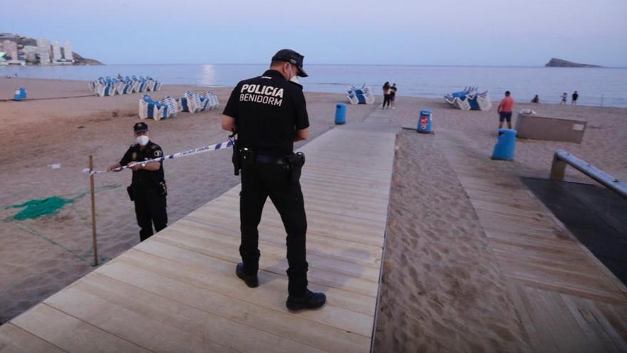 La policía desaloja la playa de Arenales en la noche de San Juan