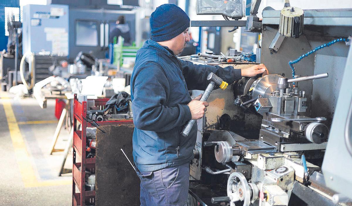 Un trabajador de Majimar da forma a uno de los productos.