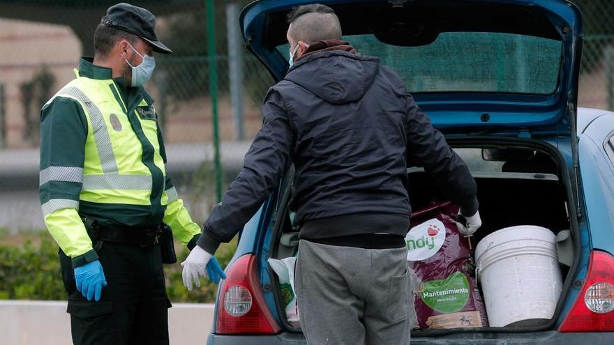 Un agente revisa el maletero de una persona en un control, el pasado fin de semana, en València.