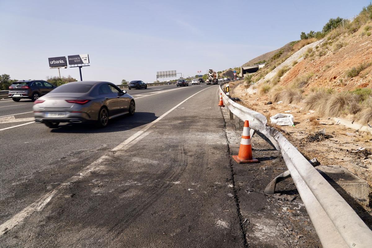MLG (Torremolinos) 05-06-2025.-Dos guardias civiles de tráfico, inspeccionan la zona del accidente ocurrido esta madrugada donde unos ladrones entraron a la autovía A-7 en el termino de Torremolinos en dirección contraria donde se han estrellado con un policía de frente donde ha fallecido en el acto
