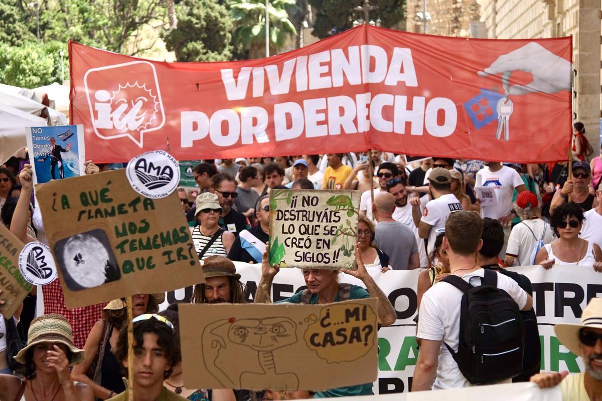 Miles de malagueños recorren las calles del centro de Málaga durante la manifestación del 27J por la vivienda