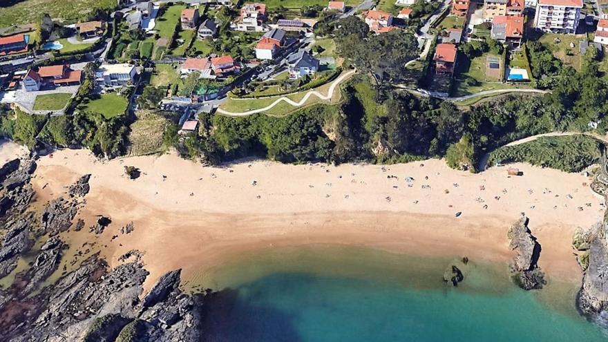 Viviendas al borde de la playa de Espiñeiro. |   // L.O.