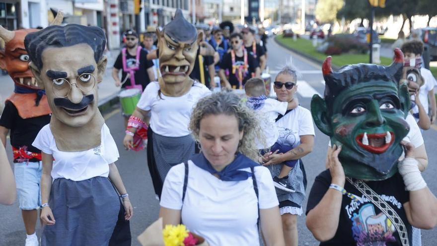 Cimadevilla se rinde a Fleming, en su marcha anual en Gijón para engalanar el monumento al descubridor de la penicilina