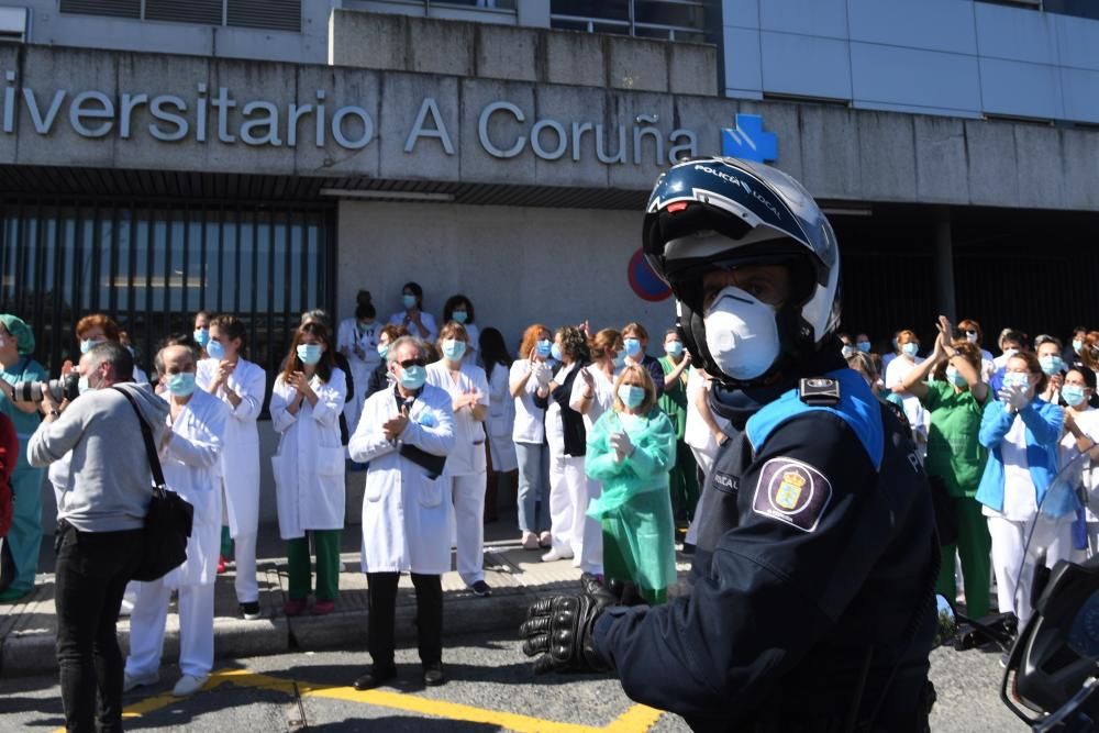 Aplauso de las fuerzas de seguridad al personal del Hospital de A Coruña